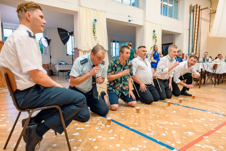 svatební hra, svatební picí štafeta, svatba, svatební fotograf, hra na svatbu, zábava na svatbě, svatební inspirace, svatební fotograf Plzeň, svatebčané, Sokolovna Jílové u Prahy, pivo